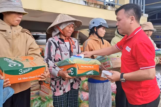 Hội Chữ thập đỏ tỉnh Đắk Lắk cứu trợ người dân bị thiệt hại bởi bão số 13.