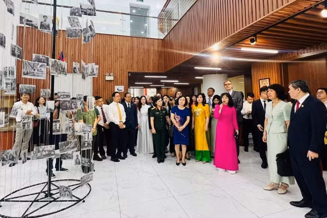 Các đại biểu tham quan không gian trưng bày. 