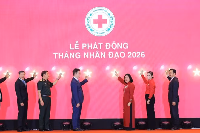 Các đại biểu thực hiện nghi thức phát động Tháng Nhân đạo năm 2026.