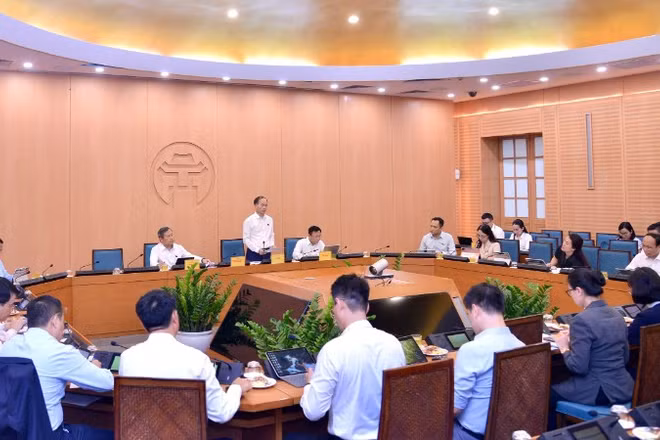 Các đại biểu Hội đồng nhân dân thành phố Hà Nội thảo luận tại tổ.