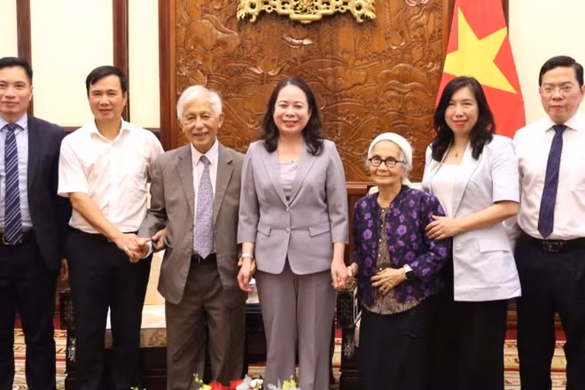 Phó Chủ tịch nước Võ Thị Ánh Xuân gặp mặt Giáo sư Trần Thanh Vân và Giáo sư Lê Kim Ngọc. 