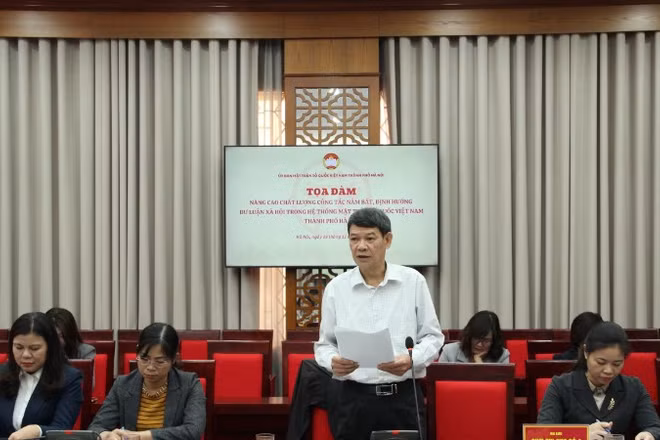 Ông Lê Hùng Dũng, Phó Chủ tịch Ủy ban Mặt trận Tổ quốc Việt Nam phường Giảng Võ (Hà Nội) trao đổi kinh nghiệm tại tọa đàm.