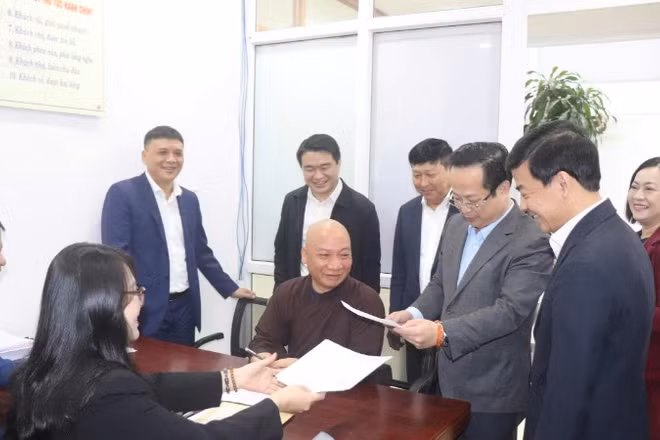 Đoàn giám sát của Hội đồng nhân dân thành phố Hà Nội khảo sát tại bộ phận trực thu hồ sơ ứng cử.
