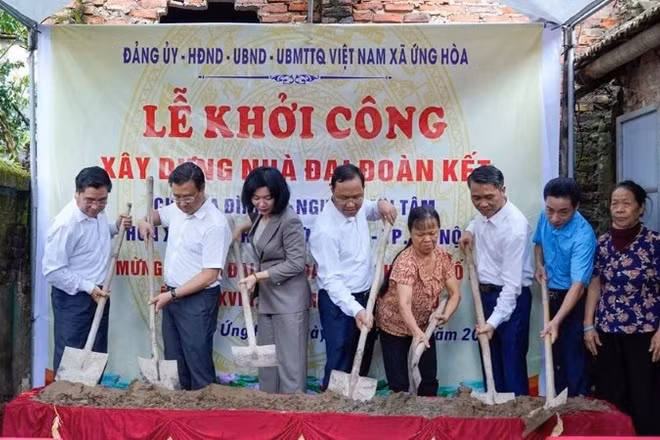 Lãnh đạo thành phố Hà Nội thực hiện nghi thức khởi công xây dựng nhà Đại đoàn kết tại xã Ứng Hòa.