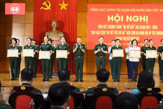Biểu dương các tập thể, cá nhân đạt thành tích xuất sắc trong Chương trình “Mẹ đỡ đầu” giai đoạn 2021-2026. 