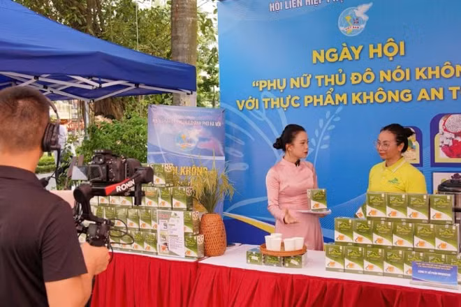 Phiên livestream quảng bá nông sản sạch trên các nền tảng số của Hội Liên hiệp Phụ nữ thành phố Hà Nội.