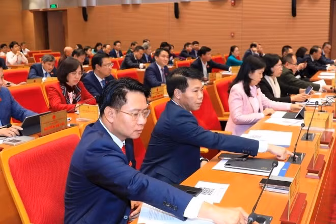 Các đại biểu Hội đồng nhân dân thành phố Hà Nội biểu quyết tại kỳ họp thứ 27.