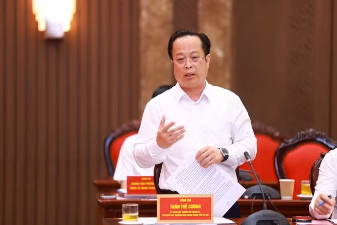 Đồng chí Trần Thế Cương, Phó Chủ tịch Thường trực Hội đồng nhân dân thành phố Hà Nội báo cáo tại buổi làm việc với Đoàn khảo sát số 2