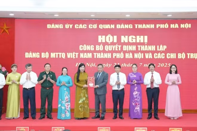 Phó Bí thư Thường trực Thành ủy Nguyễn Văn Phong trao Quyết định thành lập Đảng bộ Mặt trận Tổ quốc Việt Nam thành phố Hà Nội.