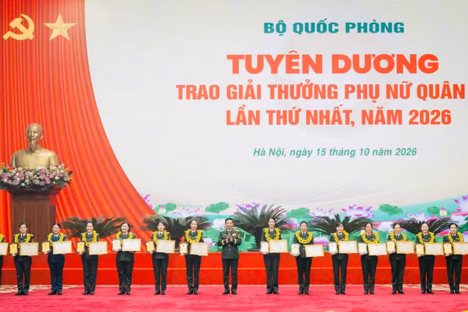 Vinh danh các tập thể nhận Giải thưởng Phụ nữ Quân đội lần thứ nhất. (Ảnh: Cộng tác viên)
