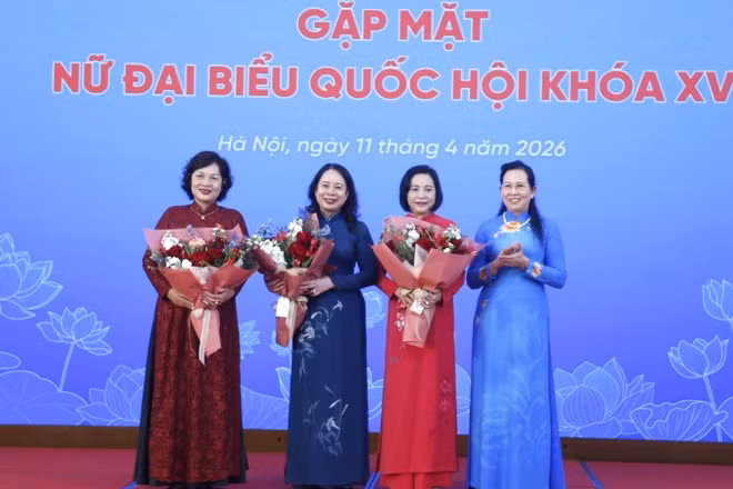 Chủ tịch Hội Liên hiệp Phụ nữ Việt Nam Lê Thị Thủy tặng hoa chúc mừng Phó Chủ tịch nước Võ Thị Ánh Xuân và các Phó Chủ tịch Quốc hội: Nguyễn Thị Thanh và Nguyễn Thị Hồng.