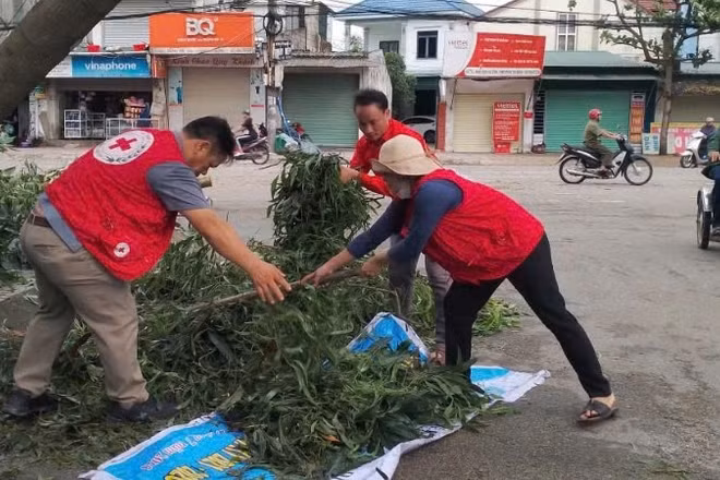 Hội Chữ thập đỏ tỉnh Hà Tĩnh khắc phục hậu quả do bão số 5 gây ra. 