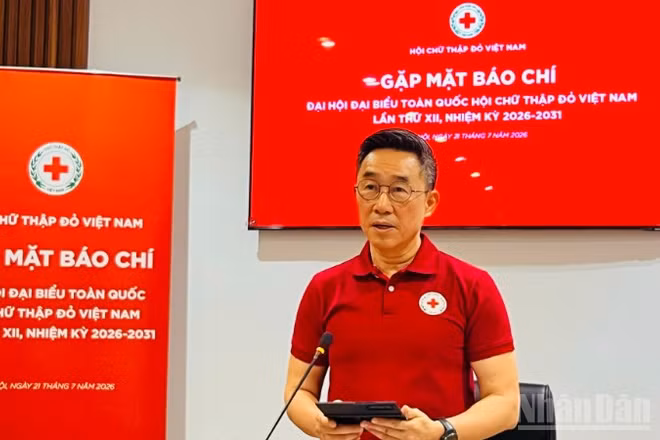 Phó Chủ tịch, Tổng Thư ký Trung ương Hội Chữ thập đỏ Việt Nam Nguyễn Hải Anh phát biểu tại cuộc gặp mặt báo chí. 
