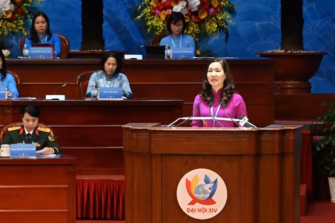 Bà Nguyễn Thị Hạnh, Ủy viên Ban Thường vụ Tỉnh ủy, Trưởng ban Tuyên giáo và Dân vận Tỉnh ủy Quảng Ninh trình bày tham luận tại Đại hội. (Ảnh: THỦY NGUYÊN)