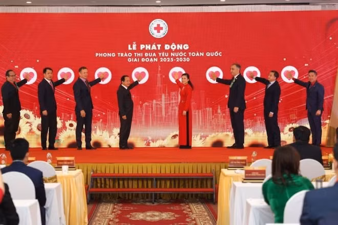 Các đại biểu thực hiện nghi thức phát động Phong trào thi đua yêu nước toàn quốc, giai đoạn 2025-2030.