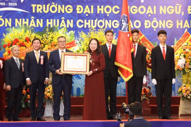 Phó Chủ tịch nước Võ Thị Ánh Xuân trao Huân chương Lao động hạng Nhất tặng Trường đại học Ngoại ngữ, Đại học Quốc gia Hà Nội.