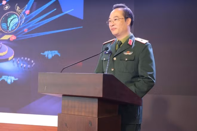 Thiếu tướng Phạm Văn Tú, Giám đốc Trung tâm Phát thanh-Truyền hình Quân đội chủ trì họp báo.