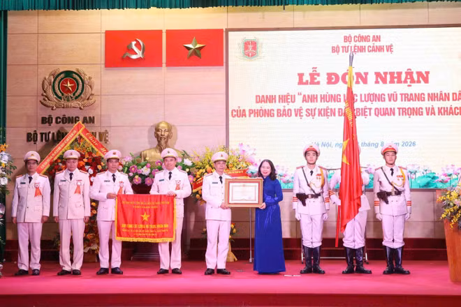 Phó Chủ tịch nước Võ Thị Ánh Xuân trao tặng danh hiệu “Anh hùng Lực lượng vũ trang nhân dân” cho Phòng Bảo vệ sự kiện đặc biệt quan trọng và khách quốc tế. (Ảnh: PHẠM KIÊN)