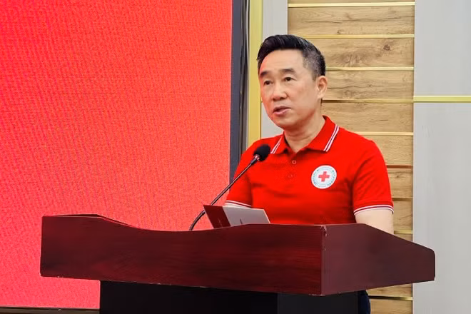 Phó Chủ tịch, Tổng Thư ký Trung ương Hội Chữ thập đỏ Việt Nam Nguyễn Hải Anh phát biểu tại buổi họp báo.
