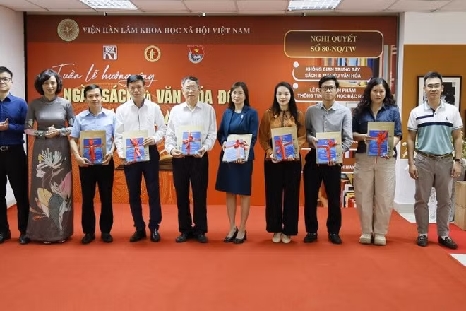 Ban tổ chức trao tặng sách cho các đơn vị. 