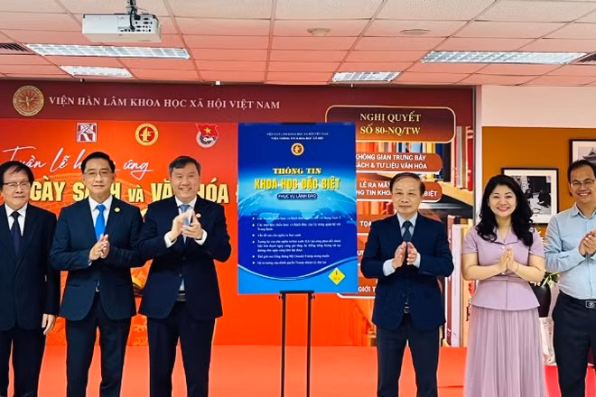 Các đại biểu thực hiện nghi thức ra mắt ấn phẩm "Thông tin khoa học đặc biệt phục vụ lãnh đạo". 