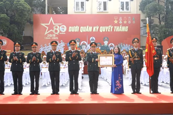 Phó Chủ tịch nước Võ Thị Ánh Xuân trao Huân chương Bảo vệ Tổ quốc hạng Nhì tặng Đoàn Nghi lễ Quân đội. 
