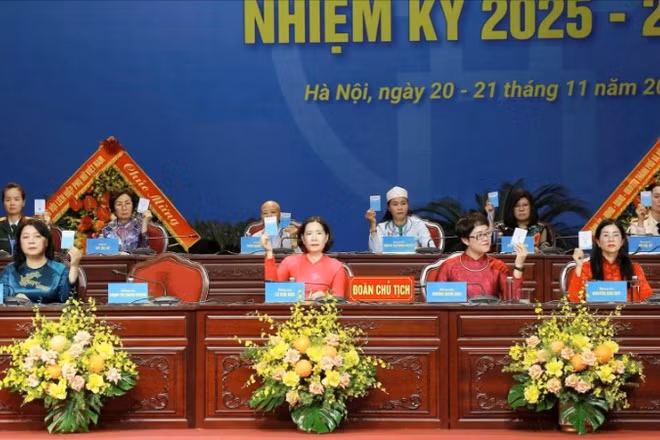 Các đại biểu thông qua Nghị quyết Đại hội. 