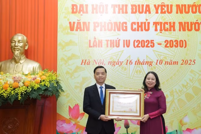 Phó Chủ tịch nước Võ Thị Ánh Xuân trao Huân chương Lao động hạng Ba tặng ông Trần Trung Hiếu, Phó Vụ trưởng Vụ Tổ chức-Hành chính, Thư ký Chủ nhiệm Văn phòng Chủ tịch nước. 