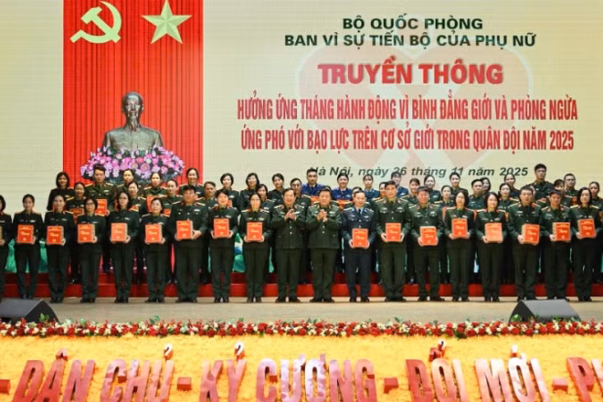 Biểu dương và tặng quà các gia đình tiêu biểu thuộc các cơ quan, đơn vị đóng quân trên địa bàn thành phố Hà Nội.