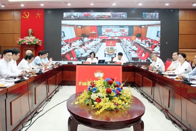 Hội nghị lấy ý kiến góp ý về quy hoạch phân khu đô thị sông Hồng có sự tham gia của 1.336 đại biểu với hai hình thức, trực tiếp và trực tuyến. 