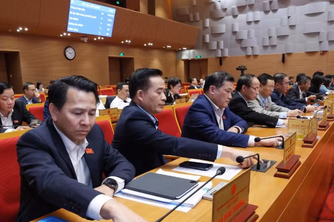 Đại biểu Hội đồng nhân dân thành phố Hà Nội biểu quyết tại kỳ họp thứ 29.