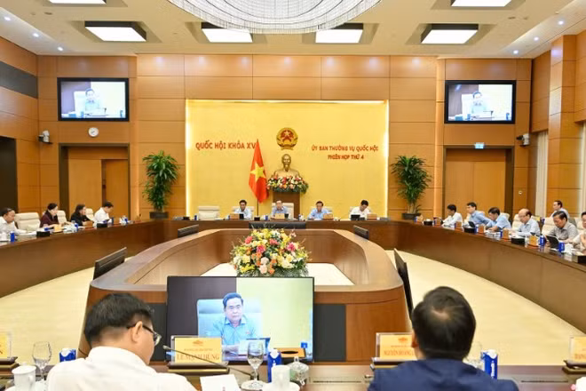 Toàn cảnh phiên họp. (Ảnh: THỦY NGUYÊN)