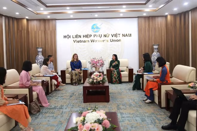Quang cảnh buổi làm việc. 