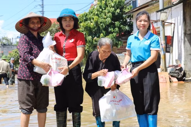 Hội Chữ thập đỏ Lạng Sơn cứu trợ người dân tại xã Thất Khê, tỉnh Lạng Sơn. 