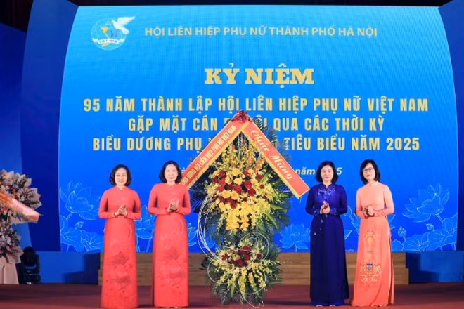 Chủ tịch Hội Liên hiệp Phụ nữ Việt Nam Nguyễn Thị Tuyến tặng hoa chúc mừng Hội Liên hiệp Phụ nữ thành phố Hà Nội.