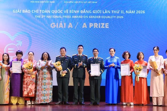 Đồng chí Lê Thị Thủy, Chủ tịch Hội Liên hiệp Phụ nữ Việt Nam và bà Caroline Nyamayemombe, Trưởng đại diện UN Women tại Việt Nam trao giải A tặng các tập thể, cá nhân (Ảnh: TUẤN ANH)