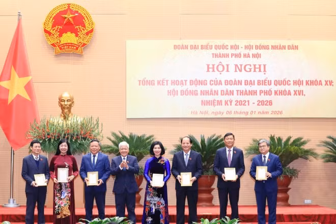Ủy ban Thường vụ Quốc hội tặng Bằng khen cho 3 tập thể, 7 cá nhân có thành tích xuất sắc trong hoạt động của Đoàn Đại biểu Quốc hội khóa XV.