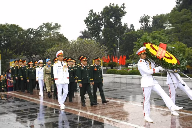 Đoàn đại biểu dâng hoa tưởng niệm các anh hùng liệt sĩ tại Đài tưởng niệm các anh hùng liệt sĩ trên đường Bắc Sơn.