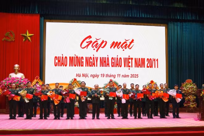 Lãnh đạo Học viện Quốc phòng trao Chứng nhận Nghiên cứu viên chính, Giảng viên cao cấp, Giảng viên chính năm 2024, danh hiệu Giảng viên giỏi các cấp năm học 2024-2025 tặng các giảng viên, nghiên cứu viên. 