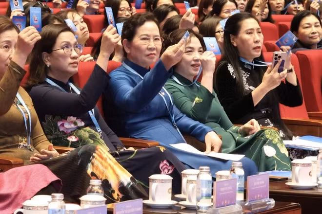 Các đại biểu bầu Đoàn Chủ tịch, Đoàn Thư ký Đại hội và Ban Thẩm tra tư cách đại biểu.