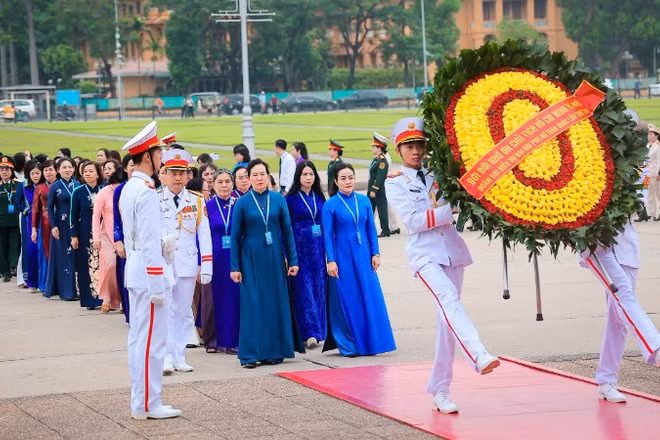Chủ tịch Hội Liên hiệp Phụ nữ Việt Nam Lê Thị Thủy dẫn đầu đoàn đại biểu vào Lăng viếng Chủ tịch Hồ Chí Minh.