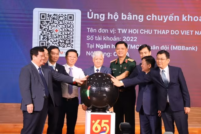 Chủ tịch Ủy ban Trung ương Mặt trận Tổ quốc Việt Nam Đỗ Văn Chiến cùng các đại biểu bấm nút phát động chương trình. 