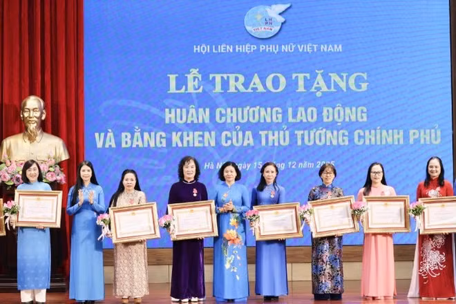 Các cá nhân vinh dự đón nhận Huân chương Lao động. 