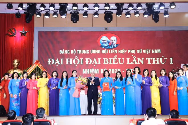 Đồng chí Đỗ Văn Chiến tặng hoa chúc mừng Ban Chấp hành Đảng bộ Trung ương Hội Liên hiệp Phụ nữ Việt Nam, nhiệm kỳ 2025-2030. 