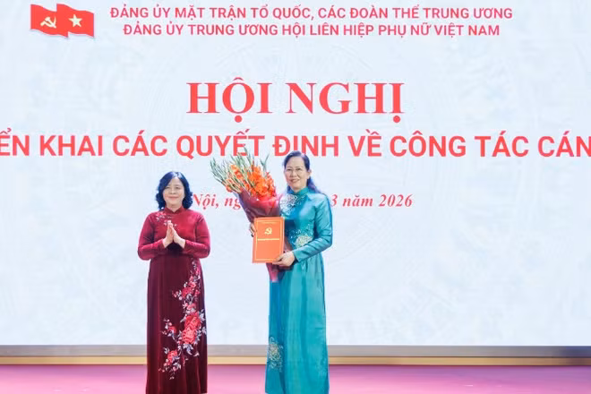Chủ tịch Ủy ban Trung ương Mặt trận Tổ quốc Việt Nam Bùi Thị Minh Hoài trao quyết định và tặng hoa chúc mừng đồng chí Lê Thị Thủy, Ủy viên Trung ương Đảng, Bí thư Đảng ủy Trung ương Hội Liên hiệp Phụ nữ Việt Nam, nhiệm kỳ 2025-2030.