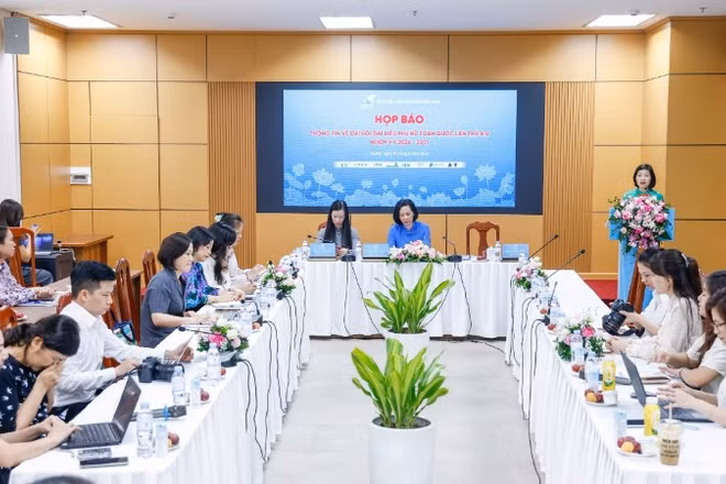 Toàn cảnh buổi họp báo. 