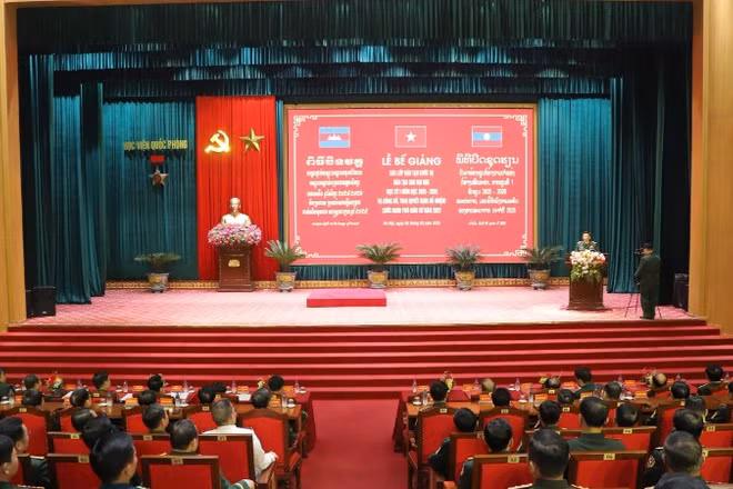 Quang cảnh lễ bế giảng.