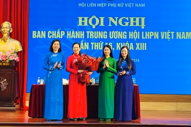 Thường trực Đoàn Chủ tịch Trung ương Hội Liên hiệp Phụ nữ Việt Nam chúc mừng tân Chủ tịch Hội Liên hiệp Phụ nữ Việt Nam Lê Thị Thủy. 
