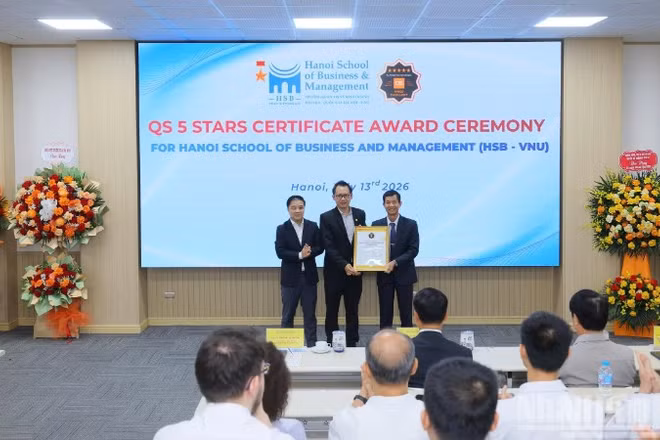 Đại diện QS Quacquarelli Symonds (Vương quốc Anh) trao chứng nhận đạt chuẩn xếp hạng quốc tế QS Stars 5 sao cho Trường Quản trị và Kinh doanh.