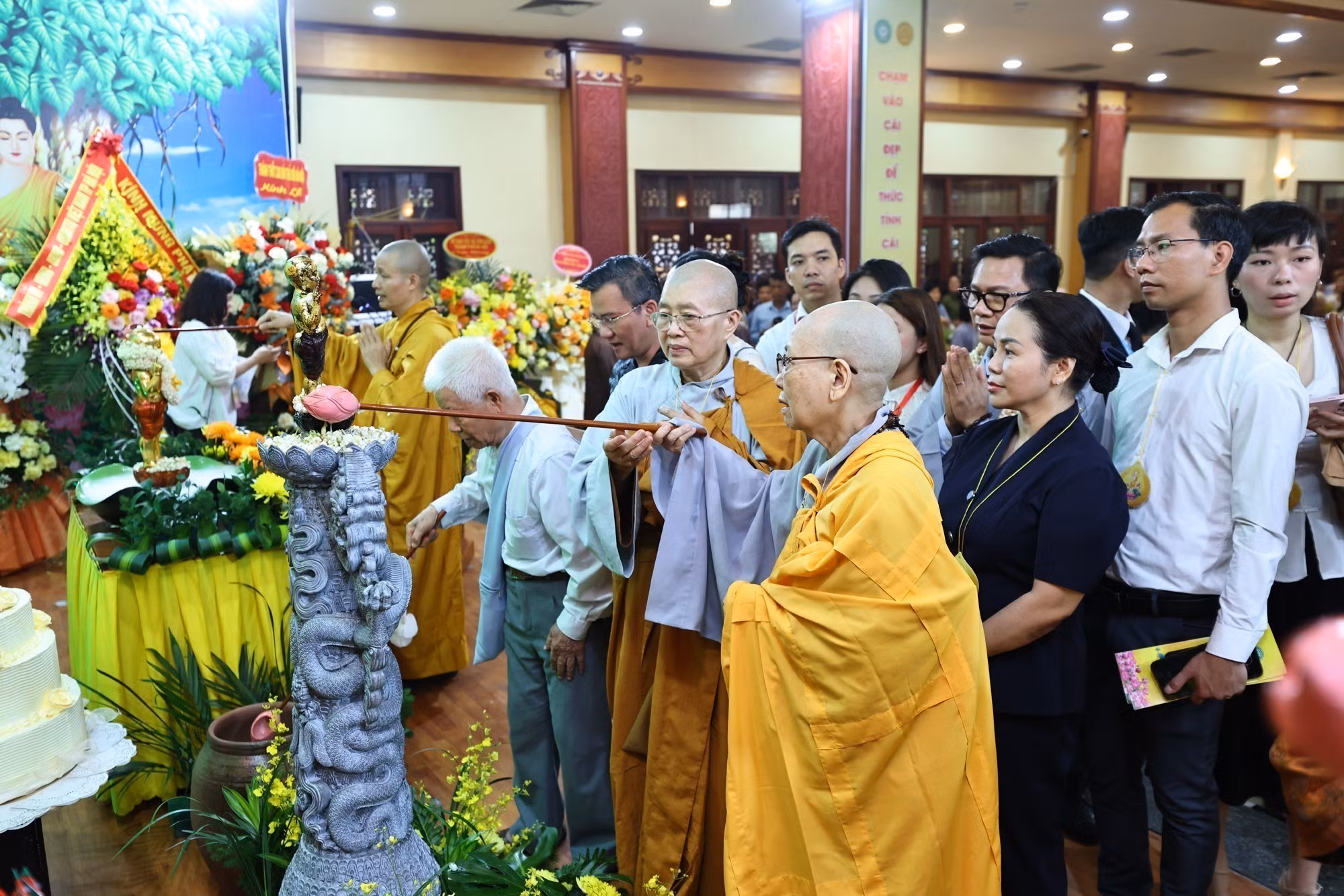 vna-potal-dai-le-phat-dan-2026-lan-toa-tam-tu-bi-toi-phat-tu-cong-chung-8796030-1.jpg